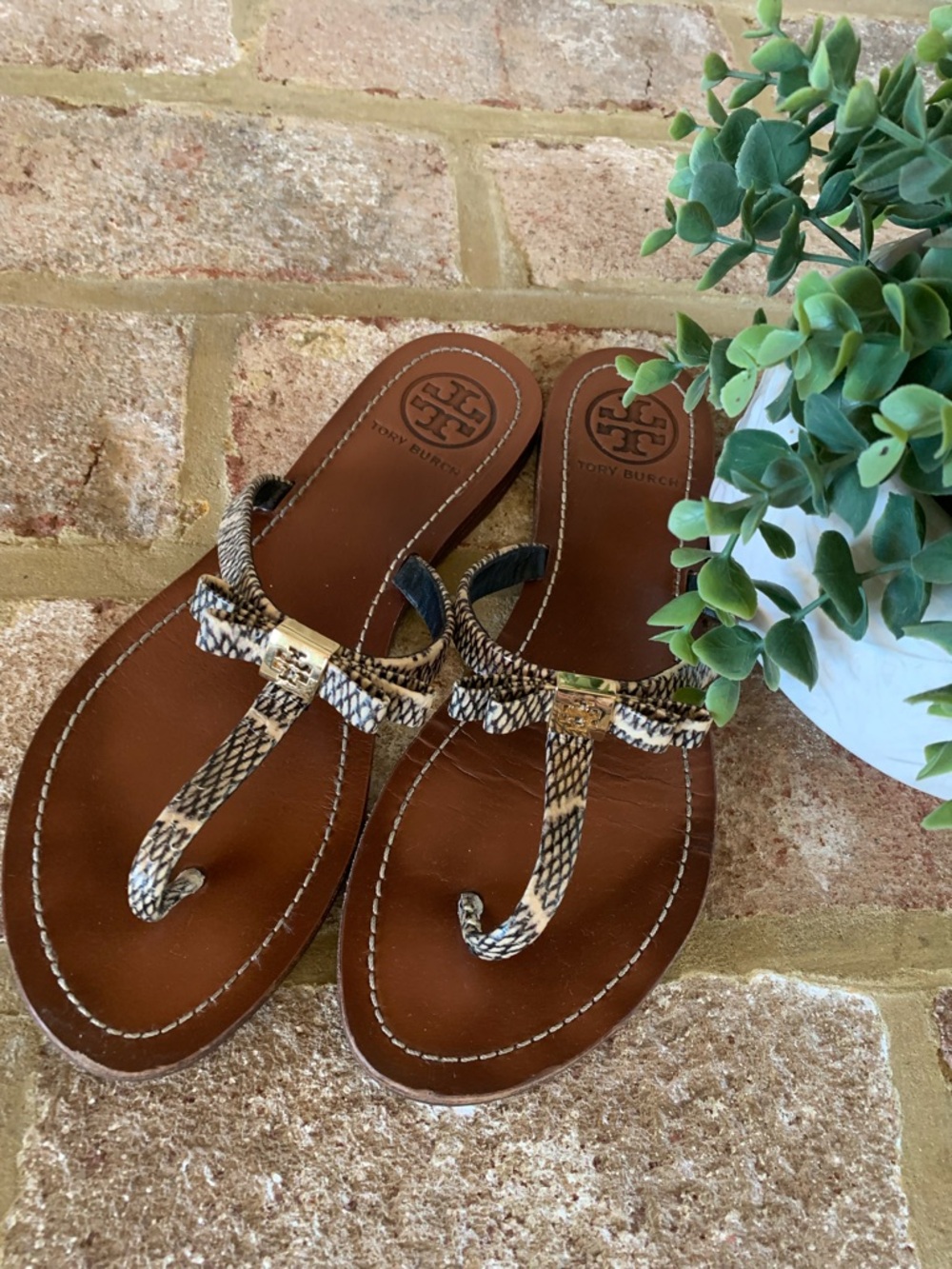 Tory Burch | Leather Sandals with Snake-Print  T Straps | Bow